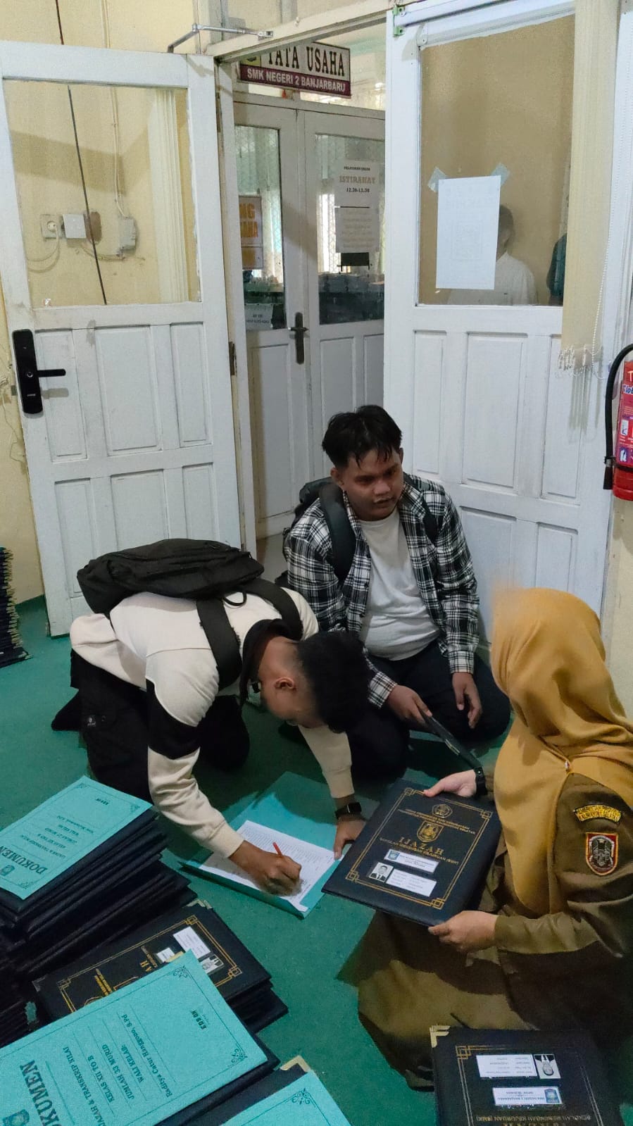 Proses Pembagian Ijazah Bagi Alumni Angkatan Tahun 2026 di SMKN 2 Banjarbaru. Senin, 8 Juni 2026.